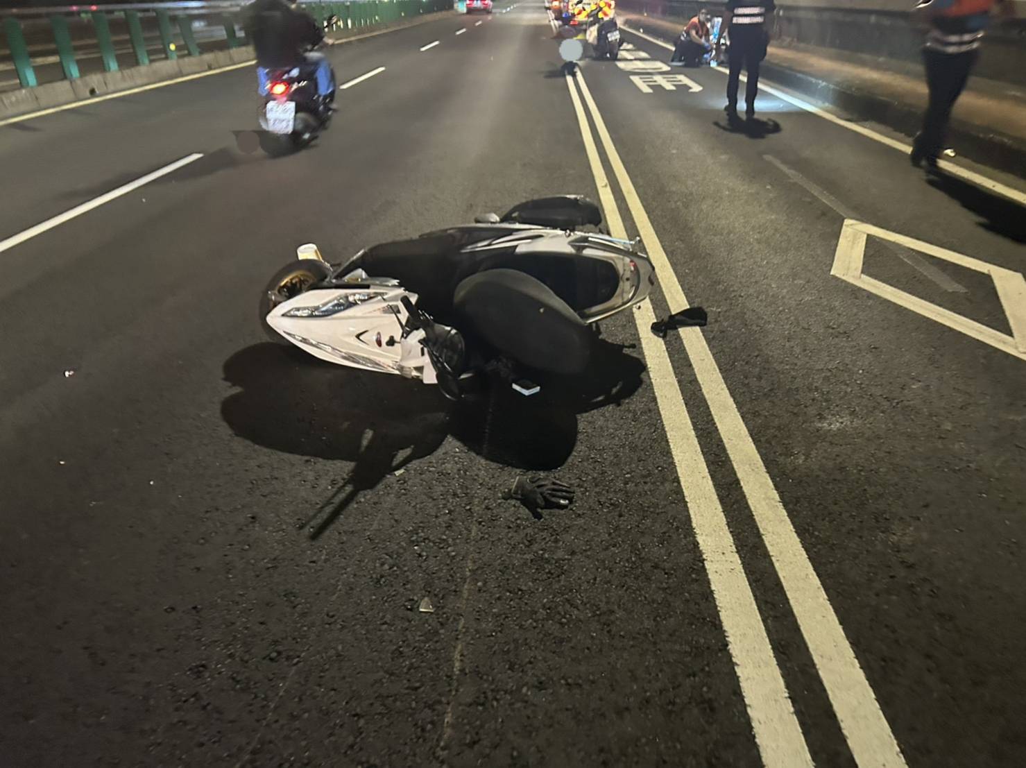 台北市內湖區民權大橋上,昨(19)日晚間22時許發生連環車禍。