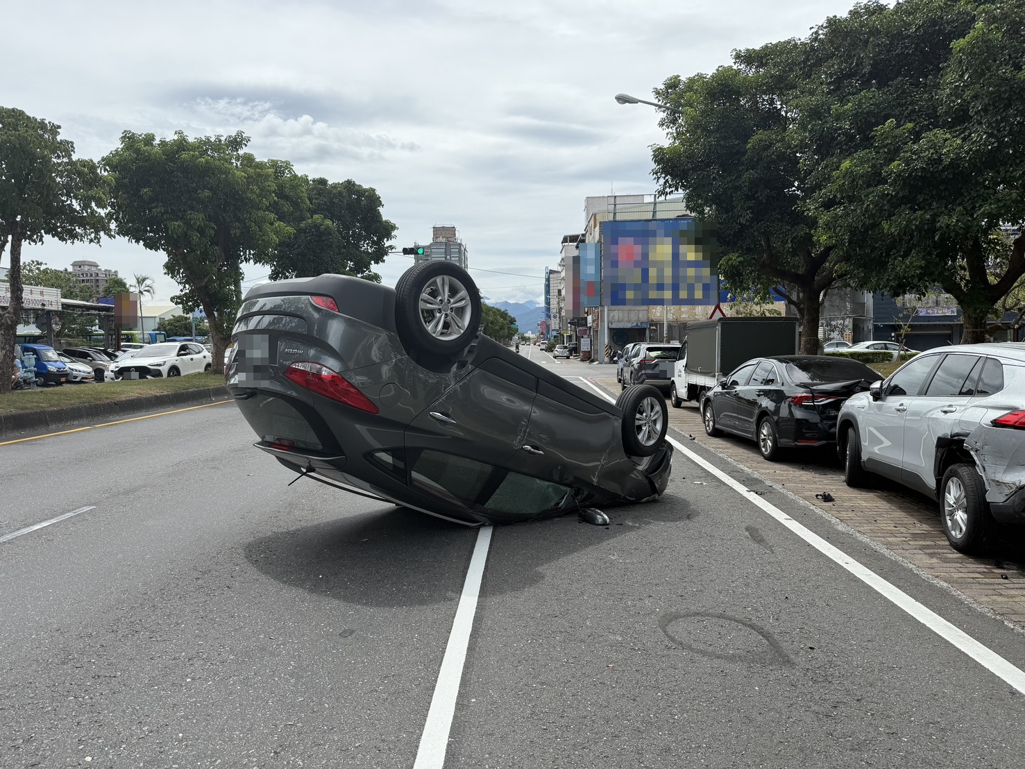 遭撞的路旁停放車輛板金多處凹陷,其中1輛後車廂甚至被掀起。