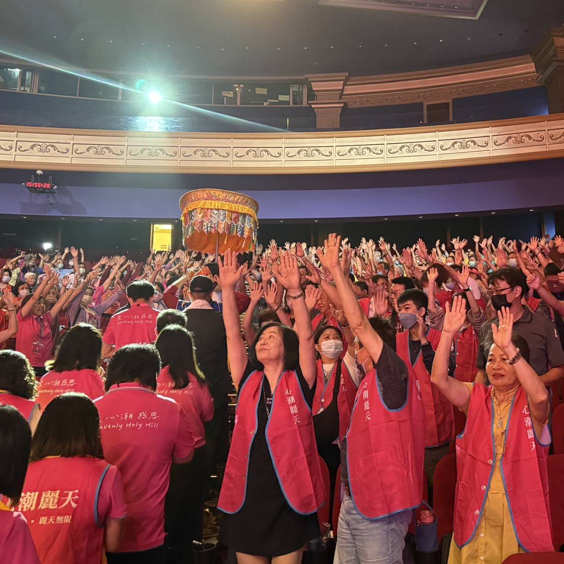 ▲1500 人集體沉浸在音樂與修持中,感受到身心轉化的效果。(記者 李堂安 翻攝)