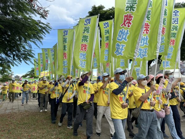 上千名民眾從鳳山運動園區出發,舉著旗幟與標語沿光華路、青年路、中山西路及五權南路行進,展現支持純素、減碳與友善動物的決心,吸引沿途民眾關注與響應。圖/活動單位提供