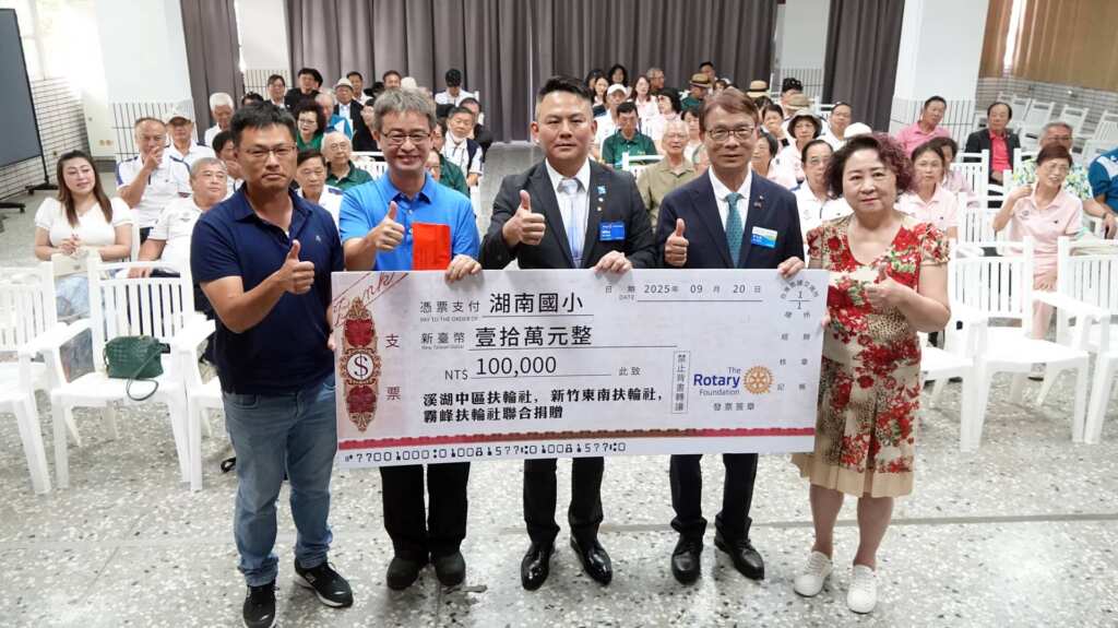 ▲彰化縣溪湖鎮湖南國小儲物櫃捐贈儀式,由溪湖中區扶輪社、霧峰扶輪社與新竹東南扶輪社等三社共同捐贈10萬元購入400多個儲物櫃,為學童打造更整潔、安全的學習環境。(記者林明佑攝)