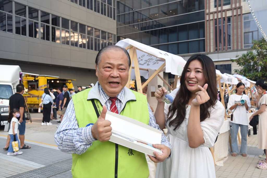 ▲澎湖縣長陳光復與遊客合影。