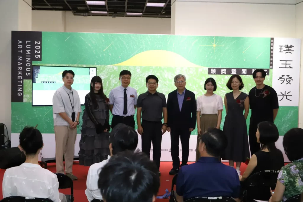 璞玉獎五位得獎者與玄奘大學簡紹琦校長(左3)、國立新竹生活美學館葉于正館長(左4)及前國立臺灣美術館廖仁義館長(左5)合影。