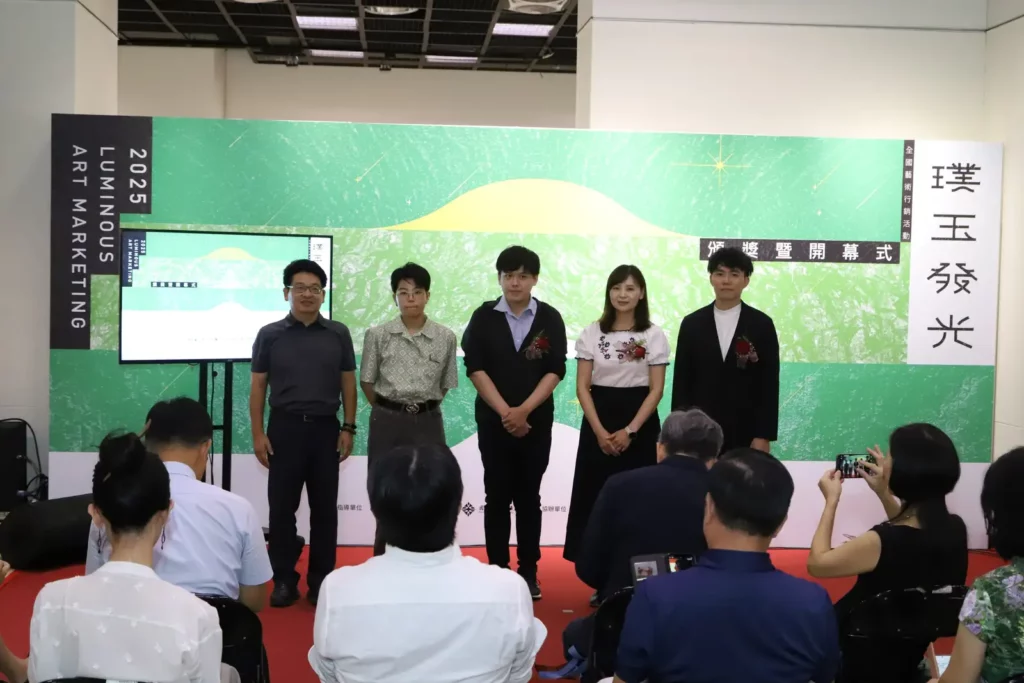 入選獎得獎者與國立新竹生活美學館葉于正館長(左1)合影。