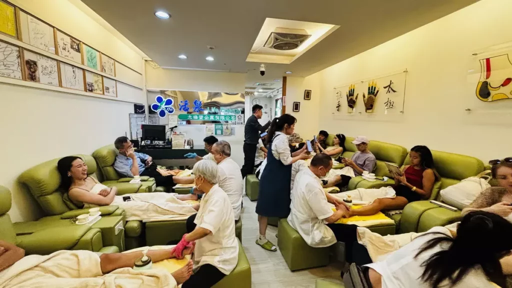 觀光客慕名而來,掀起跨國消費熱潮。