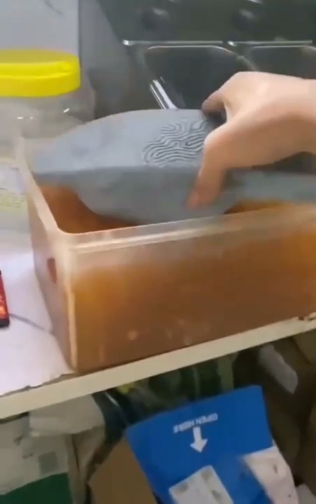 影／手搖飲員工「拖鞋攪珍珠」！徒手抓起放進奶茶影片陸網瘋傳　老闆：上班40分鐘就搞事