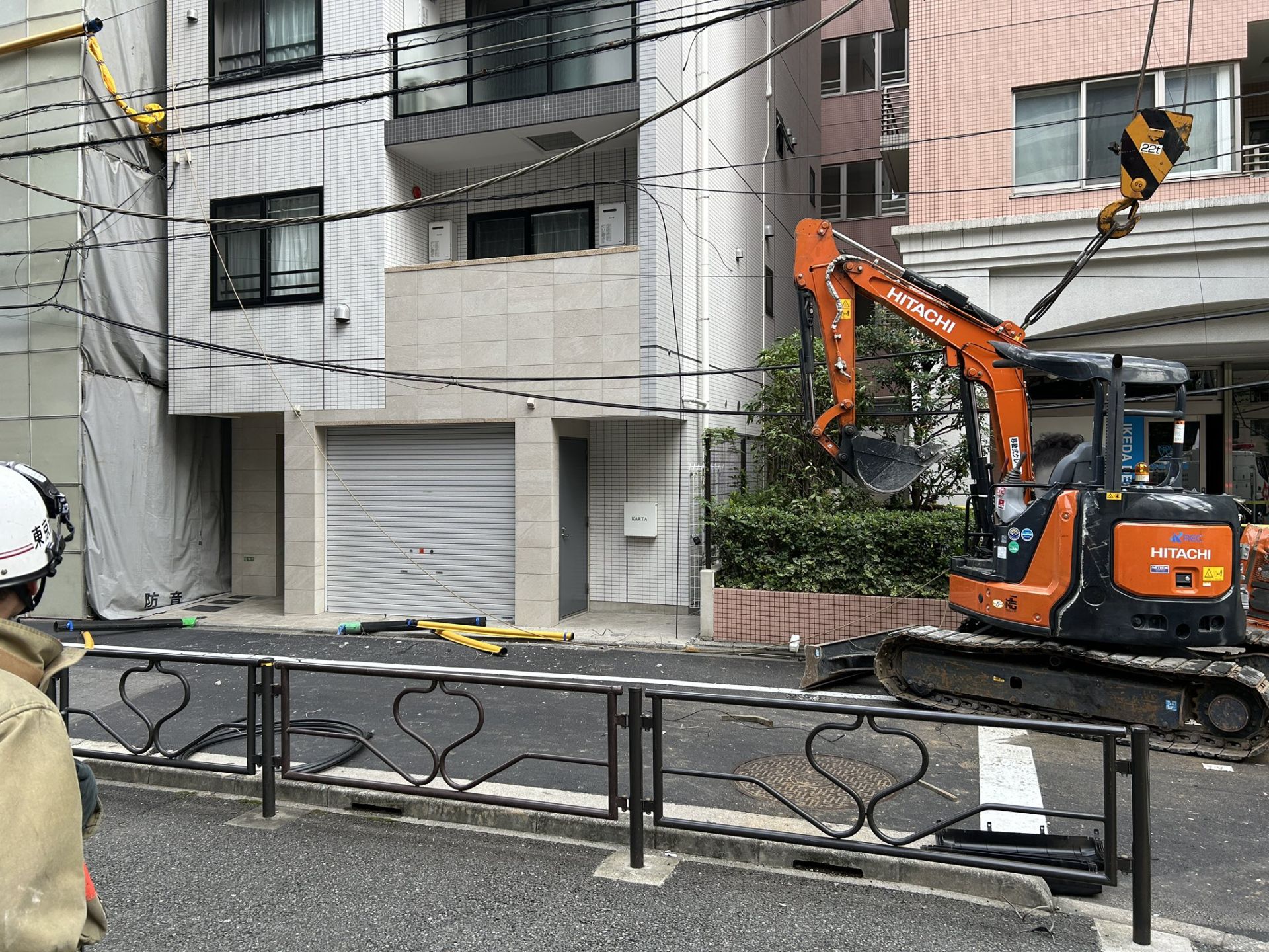 東京文京區驚險工安！起重機翻覆砸樓壓電線　1300戶一早陷黑暗