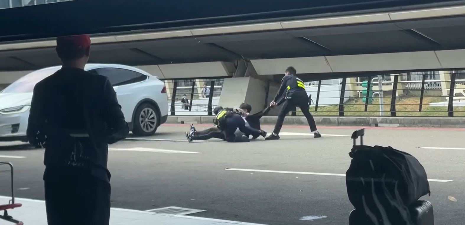 桃機白牌車拒檢衝撞航警 交通局揭裁罰標準 1758338965018 1