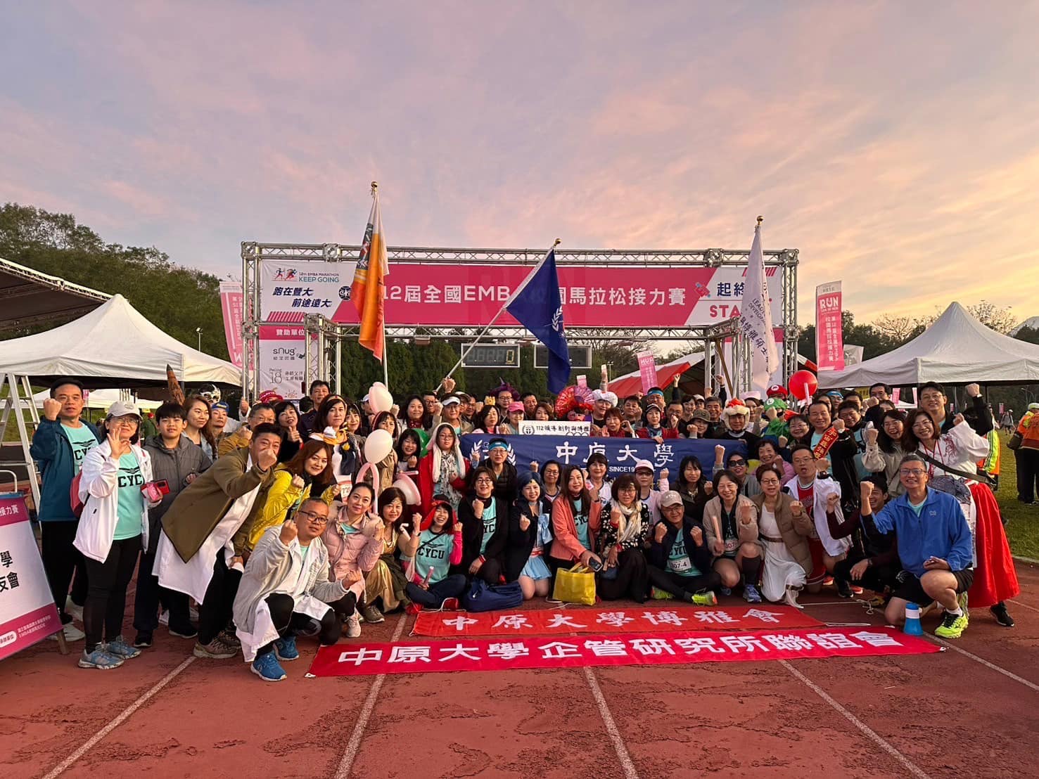 中原大學EMBA過去就曾參加馬拉松賽,這次將進階出征戈壁挑戰賽,展現「讀萬卷書、行萬里路」的精神。(圖/中原大學 EMBA FaceBook)