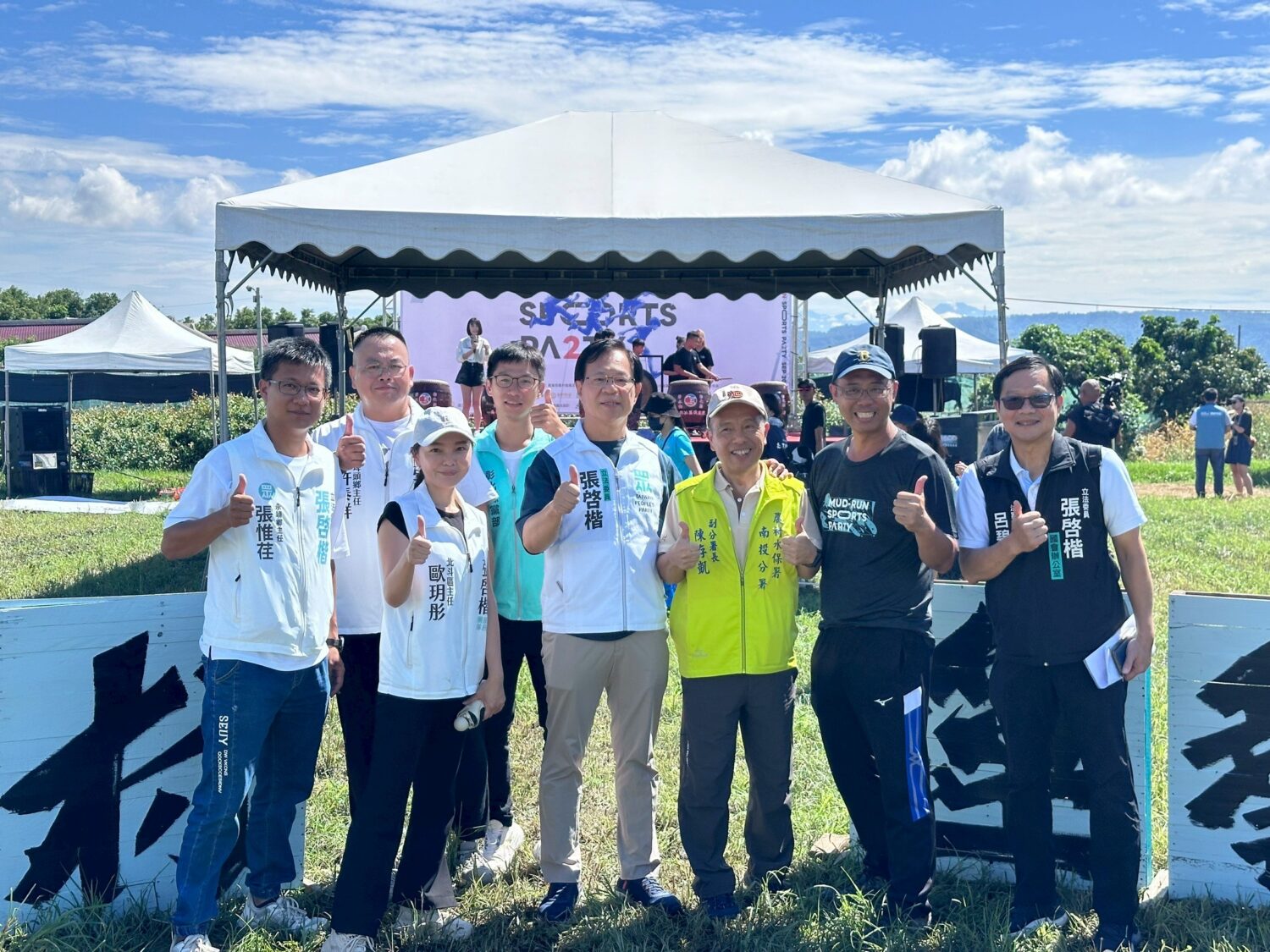 張啓楷承諾續推友善農業,贏得現場許多民眾爭取合影。(圖/張啓楷國會辦公室)