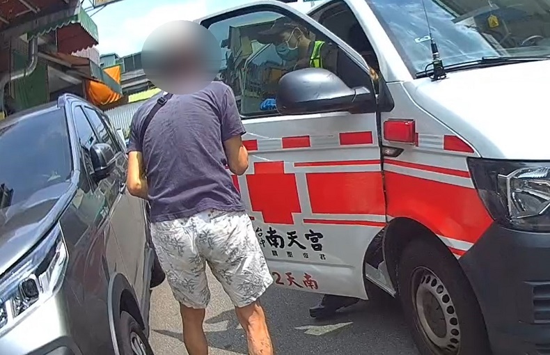 ▲男子身體不適撥錯號碼，警即時伸援助他度過危機。