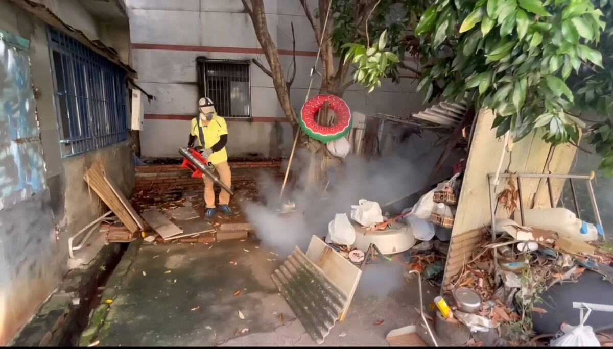 ▲▲防疫人員針對登革熱境外確診個案居住地、活動地執行登革熱防治工作。