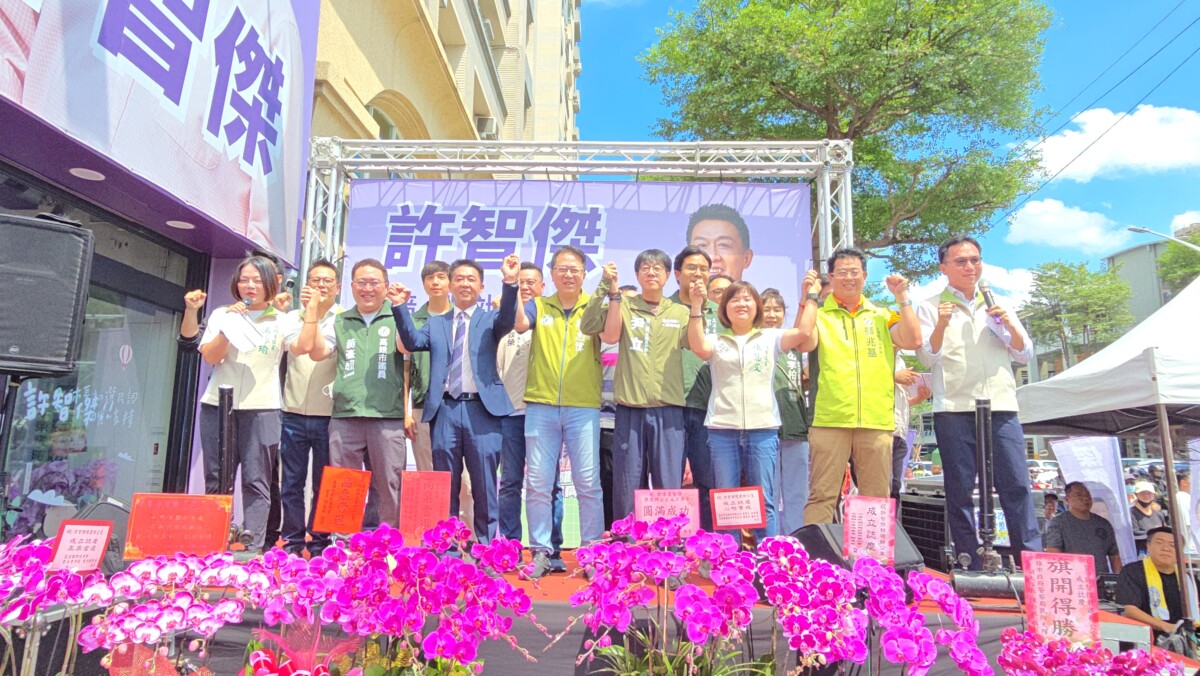 ▲跨派系齊聚、高雄社團力挺!許智傑競總開幕唱出AI首都新夢想。