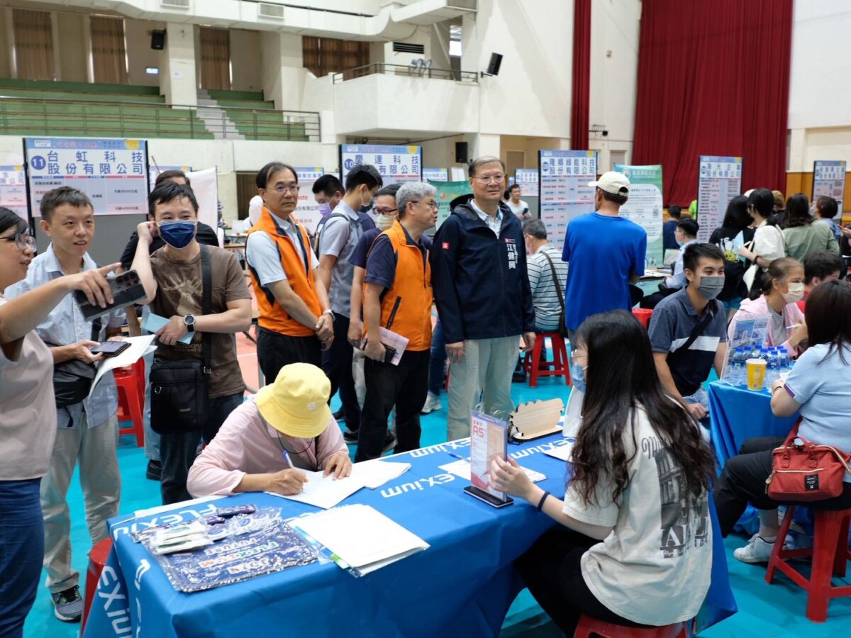 ▲高雄市勞工局江健興局長親臨徵才活動現場，為求職民眾加油打氣。
