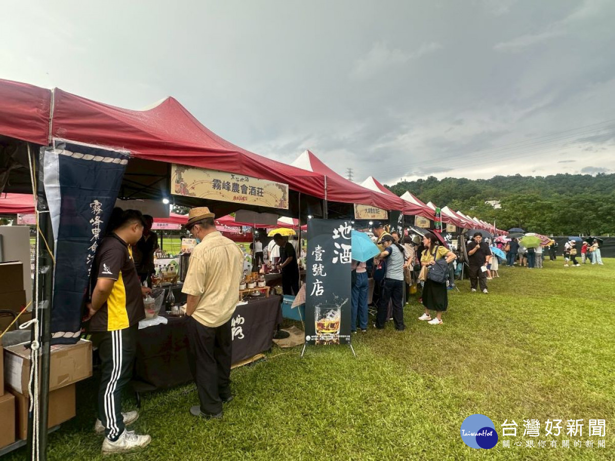 農村水保署臺中分署邀請12家中苗優質地酒業者來場「爵醒地酒派對」，吸引許多民眾參與-禁止酒駕‧酒後不開車。（圖/地方中心）
