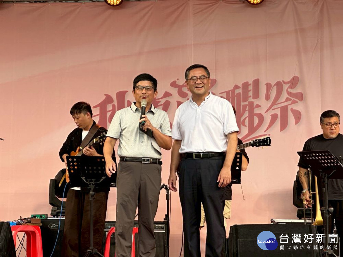 「秋夜爵醒祭-酒神的咆勃」9月20、21兩日,農村水保署蘇茂祥代理署長及霧峰農會總幹事黃景建在活動開幕邀民眾品嘗在地特色地酒-禁止酒駕‧酒後不開車。(圖/地方中心)