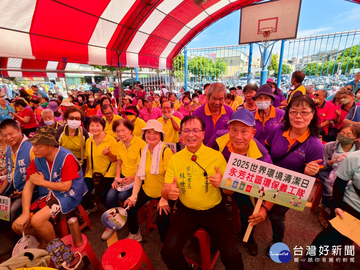 林世賢市長和環保義工相見歡。圖／記者鄧富珍翻攝
