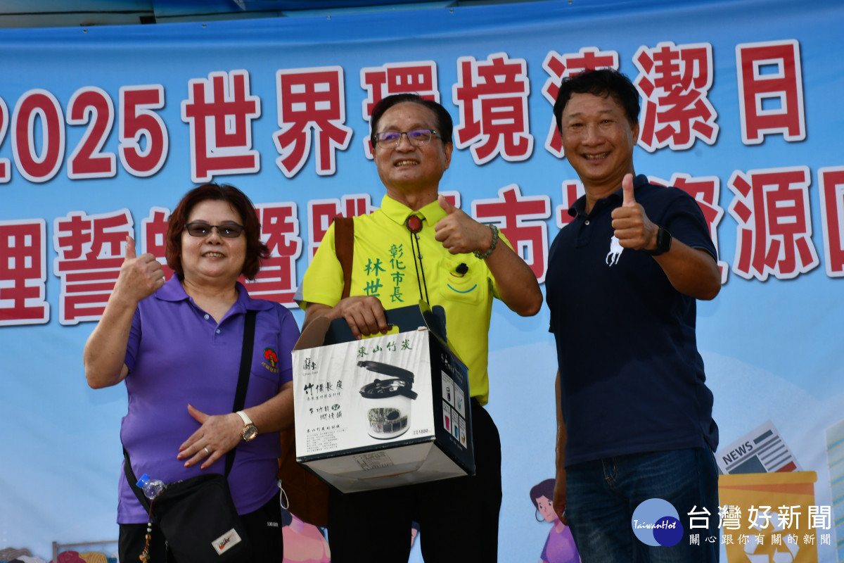 林世賢市長主持義賣。圖/記者鄧富珍翻攝