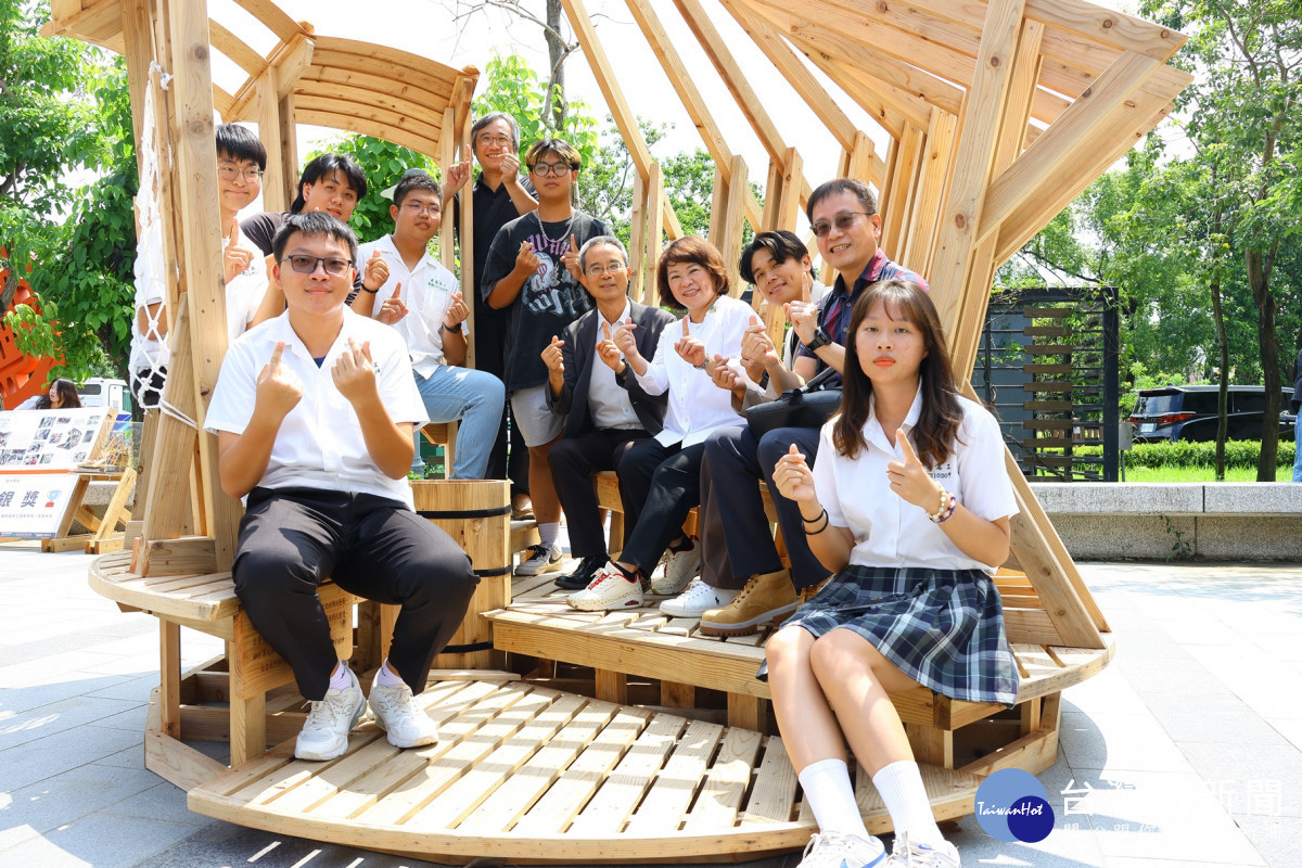 10座得獎作品將持續在文化局廣場展出至10月5日/嘉義市府提供