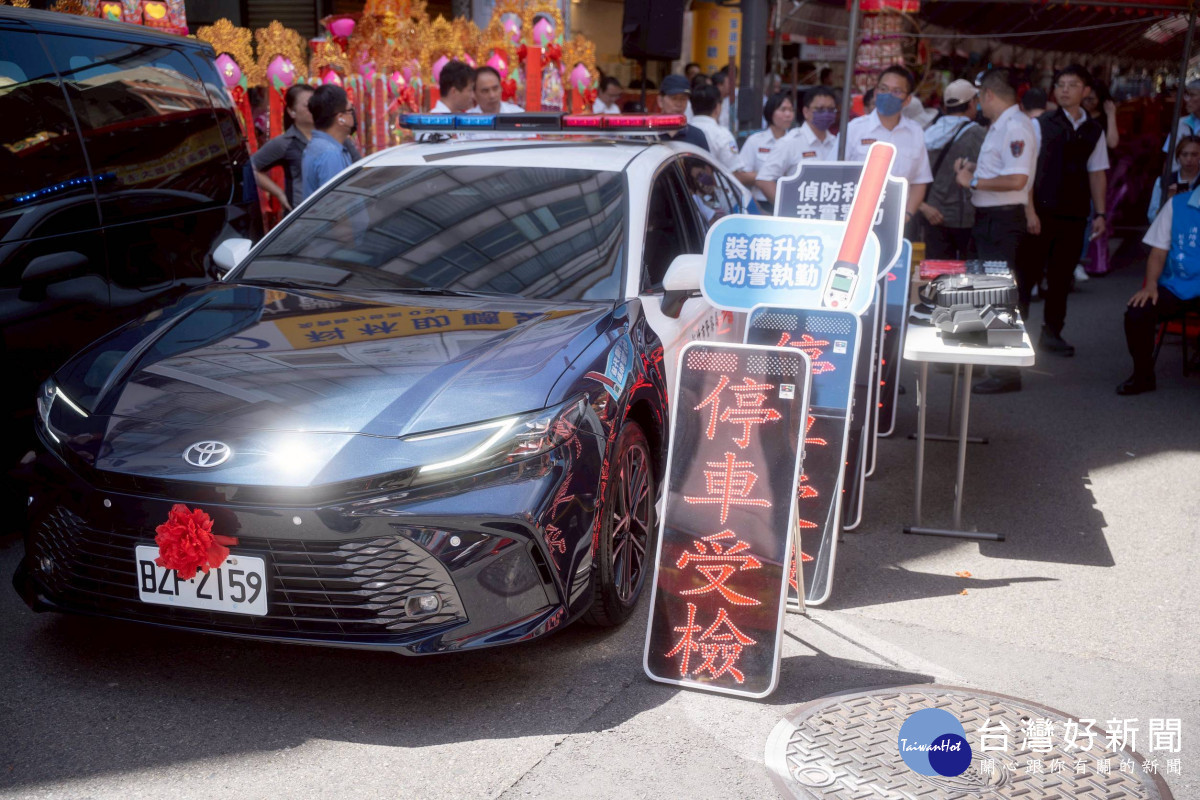 東寧宮捐贈警察局警車。