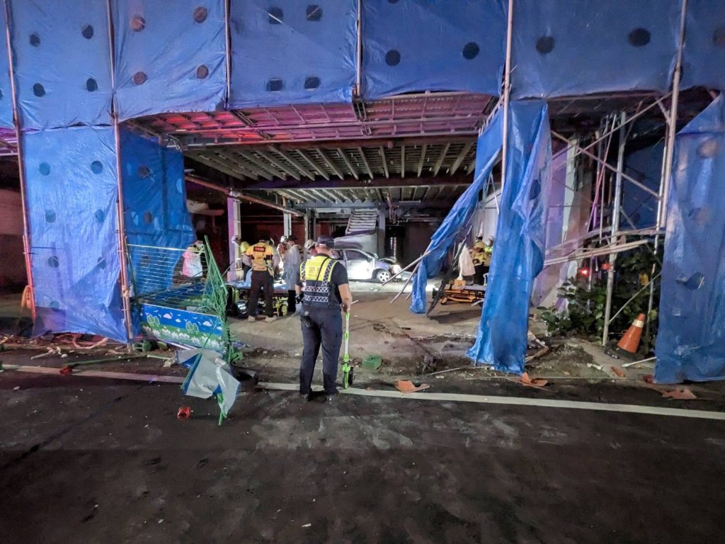 新竹死亡車禍! 自小客車撞工地三死
