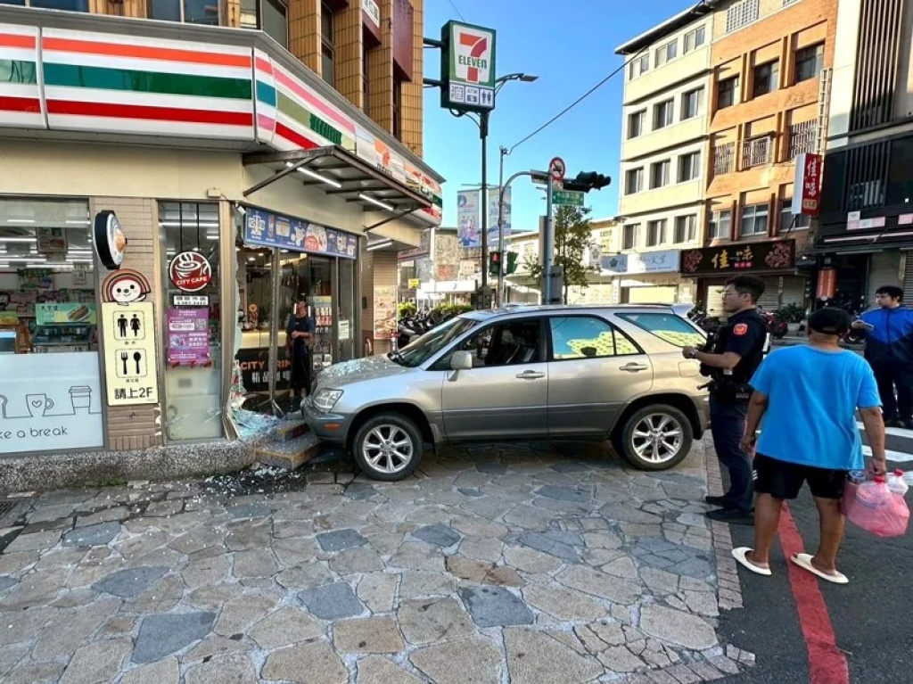 疑停車誤踩油門 礁溪lexus休旅車直衝便利商店撞爆玻璃大門