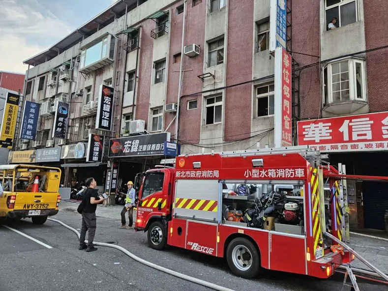 消防人員進入火場進行搜救,於臥室內找到全身嚴重燒燙傷的男子,現場已無生命徵象。經送往新店慈濟醫院搶救,最終仍回天乏術。