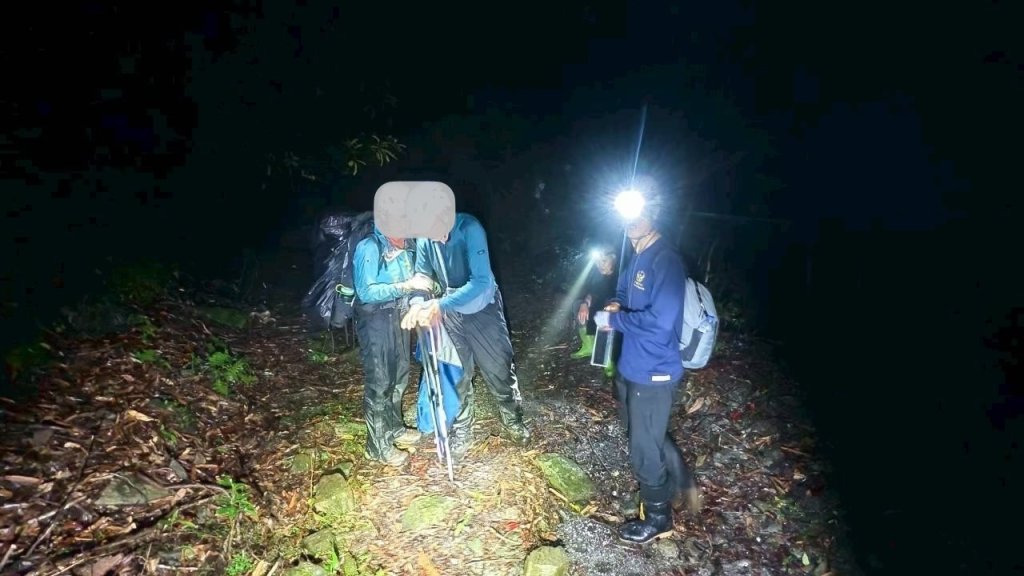 花蓮山友遭蜂螯無法行走 消防隊員漏夜救援