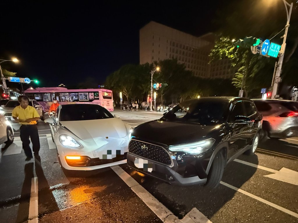 這下吃力了…豐田cross信義區搶快「大迴轉」碰撞直行保時捷帕拉梅拉