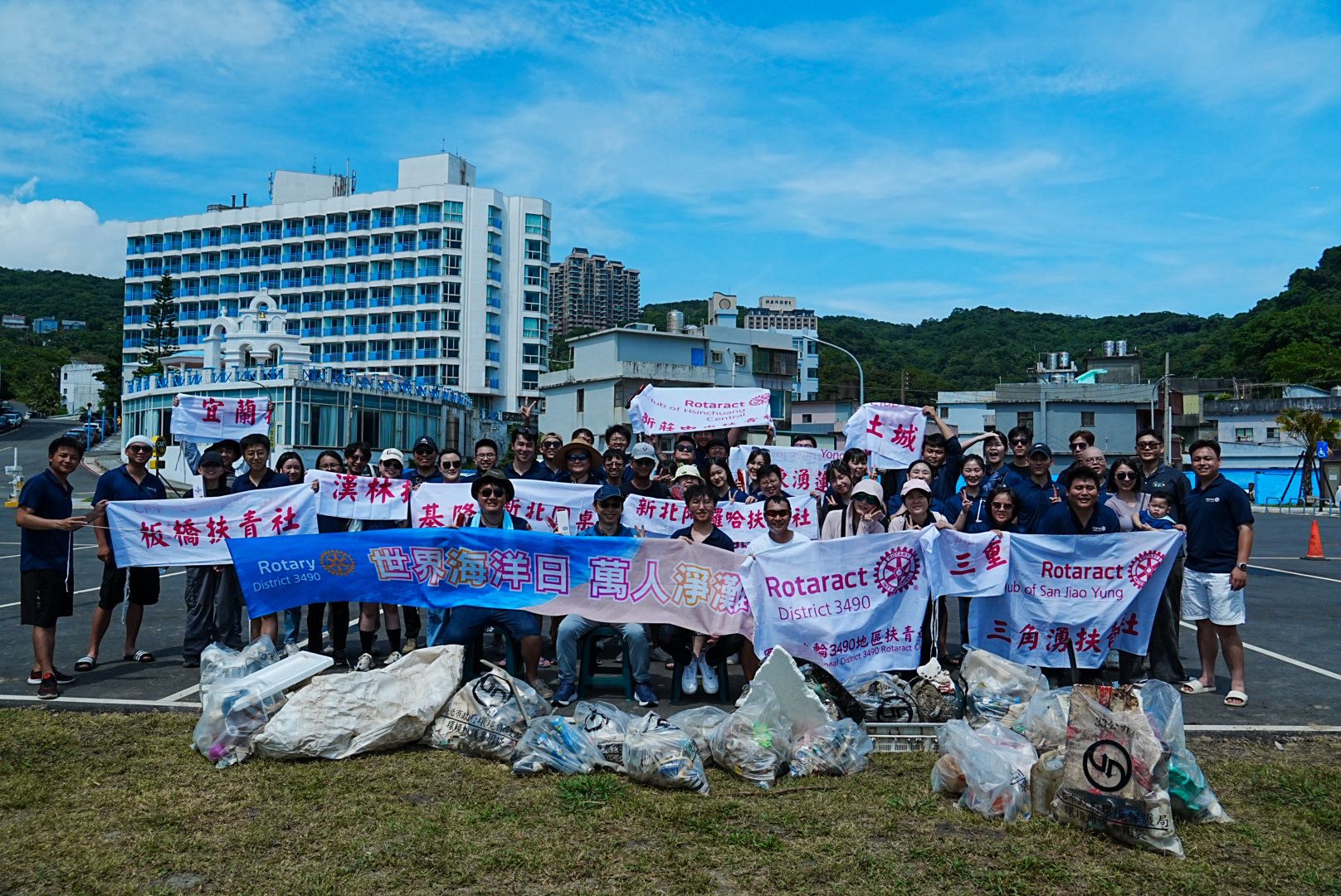 由國際扶輪3490地區的14個扶青社共同齊聚在萬里聯合淨灘。