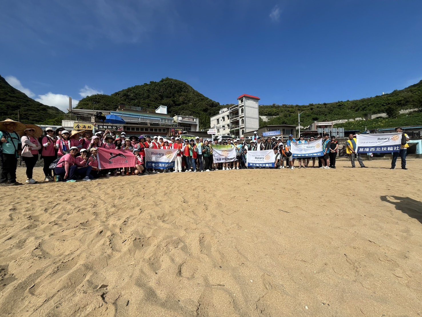 基隆分區在基隆中區社前社長張龍居召集下,不僅有社友、寶眷與小扶輪參與,還有基隆永昌扶輪社社友李生婷號召的「揪love爬」好友團,以滿滿熱情加入行動。