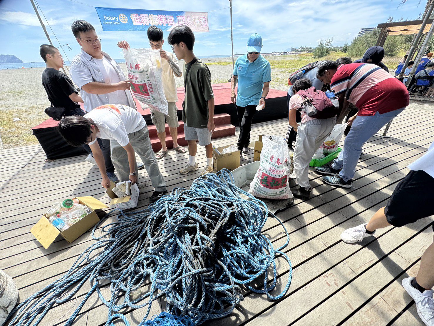 這次清理的廢棄物包括塑膠製品、玻璃瓶、金屬、鋁鐵罐、橡膠、漁網，甚至還出現針頭等危險物品。主辦單位提醒，這些廢棄物一旦長期留在海洋，將對環境及生物造成難以估量的傷害。