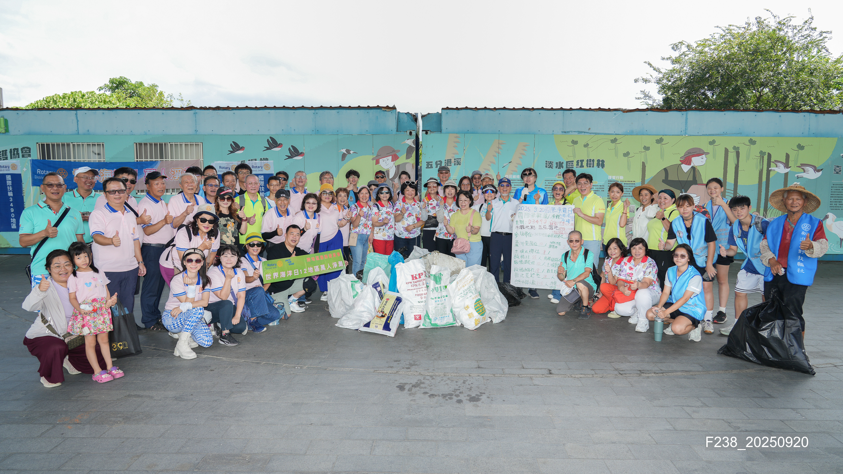 新北五股溼地參與的人數達到215人,共清理出55.05公斤的垃圾,經過分類前三名分別為菸蒂、塑膠袋以及食品包裝袋,國際扶倫3490地區表示,就是經過淨灘來了解海洋垃圾從哪來,透過民間與公部門倡議,來改變消費行為,才能真正解決海洋廢棄物的問題。