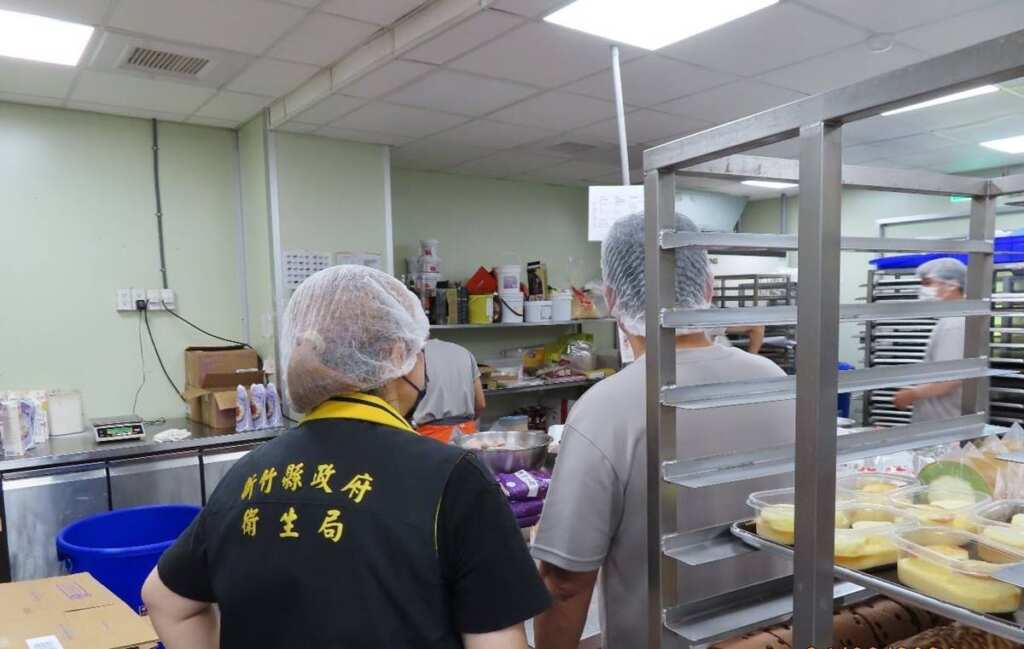 ▲新竹縣政府衛生局執行114年中秋複合式專案稽查，針對中秋應景食品製造業、販售業及餐飲業執行稽查及抽驗。