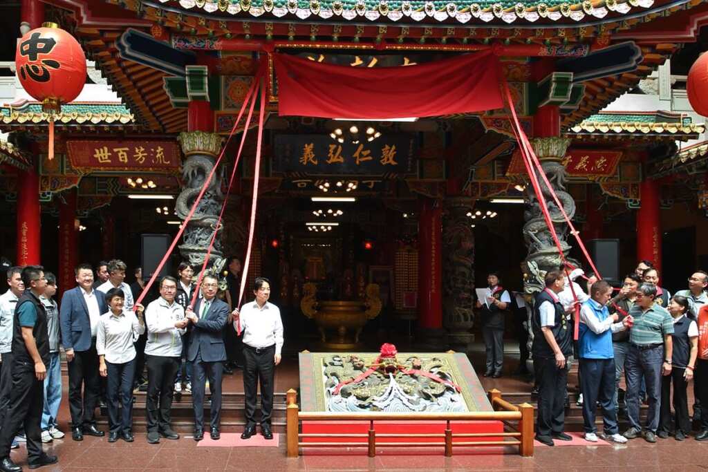 ▲賴總統苗栗頭份義民廟參香贈「旌忠彰義」匾額。(記者張玉泰攝)