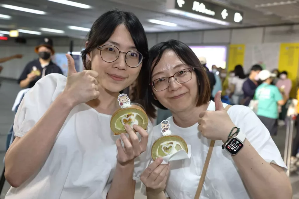 亞尼克元氣蜜柑生乳捲今開賣,試吃活動吸引民眾搶吃,茶香遇到北海道奶霜再調和世界柑橘美味,大呼美味