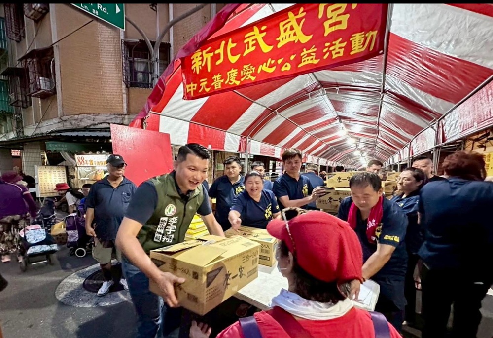 千份愛心箱送進社區 李宇翔陪鄉親共度中元 242 248250921a01