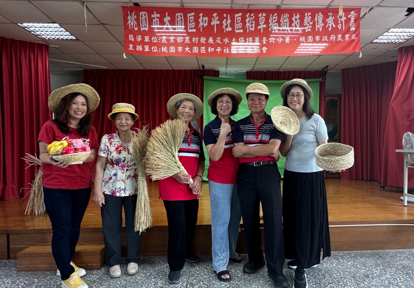 從扎手變巧手!和平社區學員分享稻草編織學習成果 帽子、茶具超吸睛 S 12836994