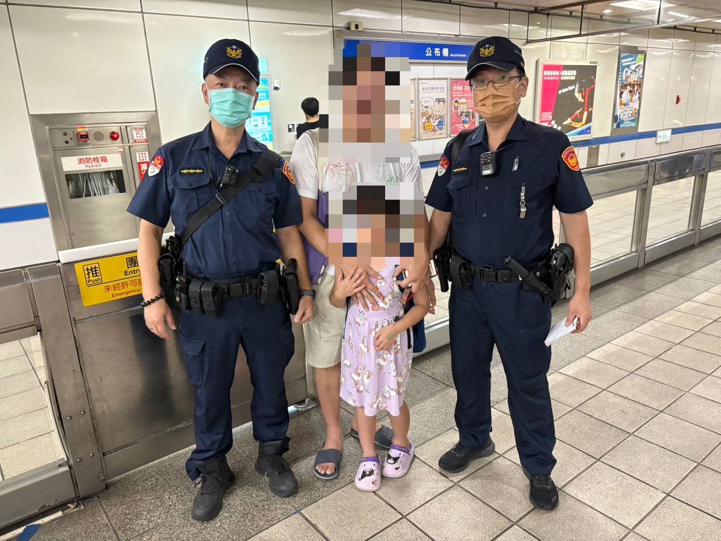 捷警護送迷途女童與父親重逢。(記者李健興翻攝)