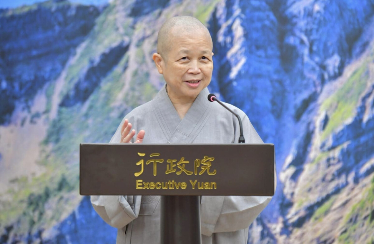 ▲女尼釋昭慧不領普發現金1萬引熱議,網問:能拒受供養?