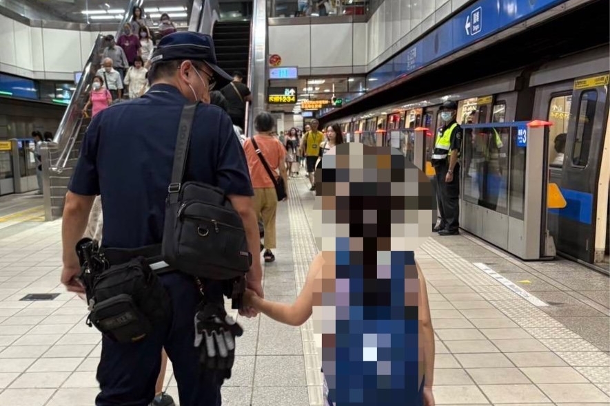 8歲女童捷運站被人潮沖散 捷警 大手牽小手 護送回父親身邊 2 MEITU 20250921 085908427