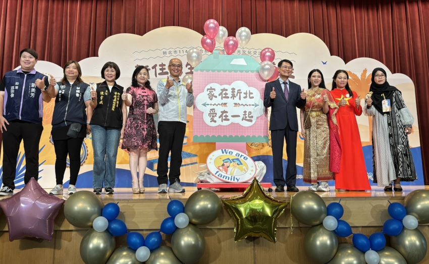 新住民文化交流盛典 新北生活適應輔導班結業多元共融 1 《圖說》陳純敬副市長與現場貴賓合照。〈民政局提供〉