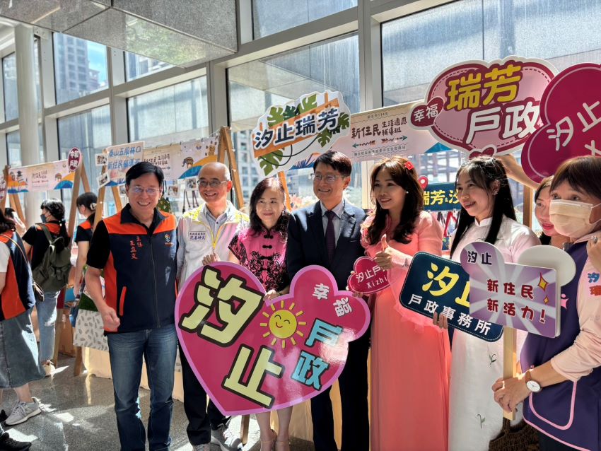 新住民文化交流盛典 新北生活適應輔導班結業多元共融 2 《圖說》陳純敬與熱情的新住民合照。〈民政局提供〉