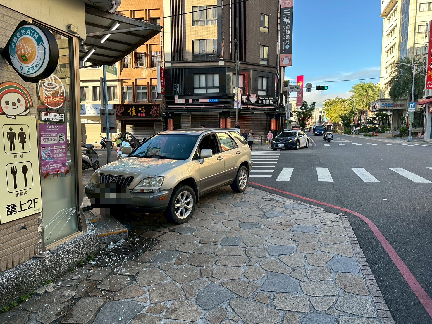 (有影片)自小客車直直撞小七 肇事原因待釐清 - https://www.watchmedia01.com