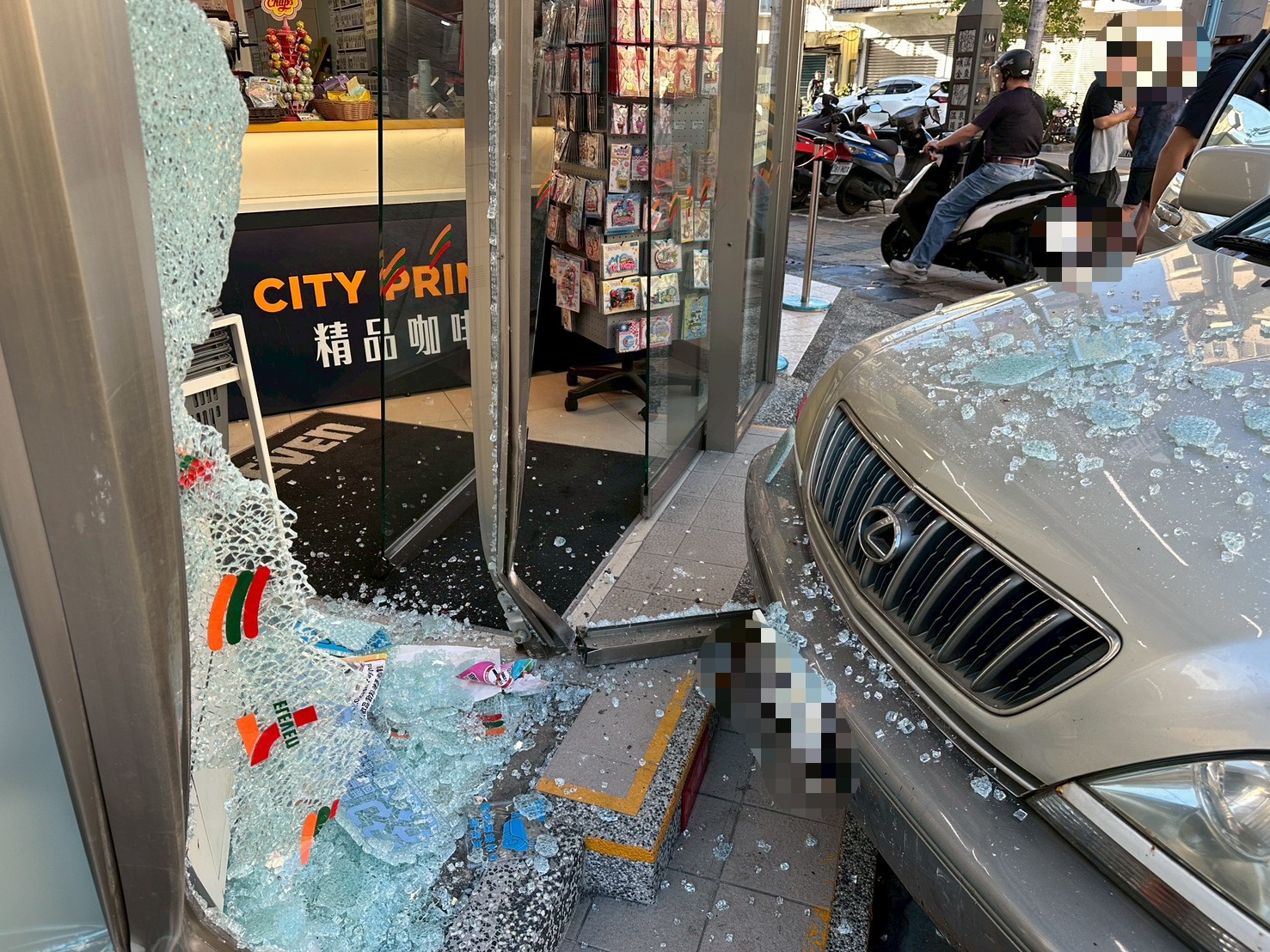 (有影片)自小客車直直撞小七 肇事原因待釐清 - https://www.watchmedia01.com