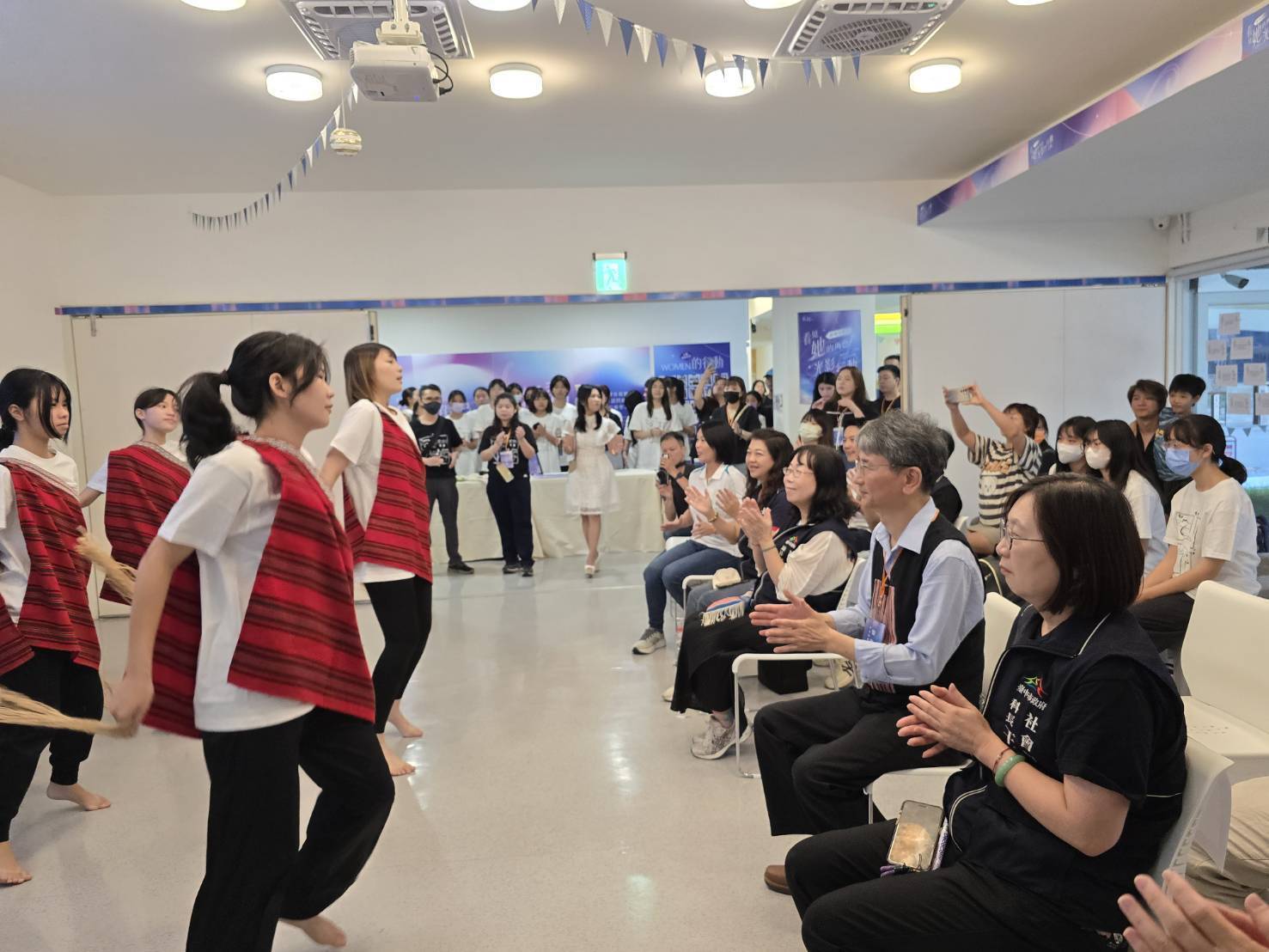 圖 培力女孩們和銀髮達人帶來共編的原住民族舞蹈 記者王偉翻攝