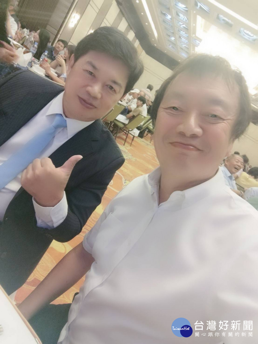 台灣傳播媒體協會秘書長陳文旭(右)專程飛到柬埔寨祝賀