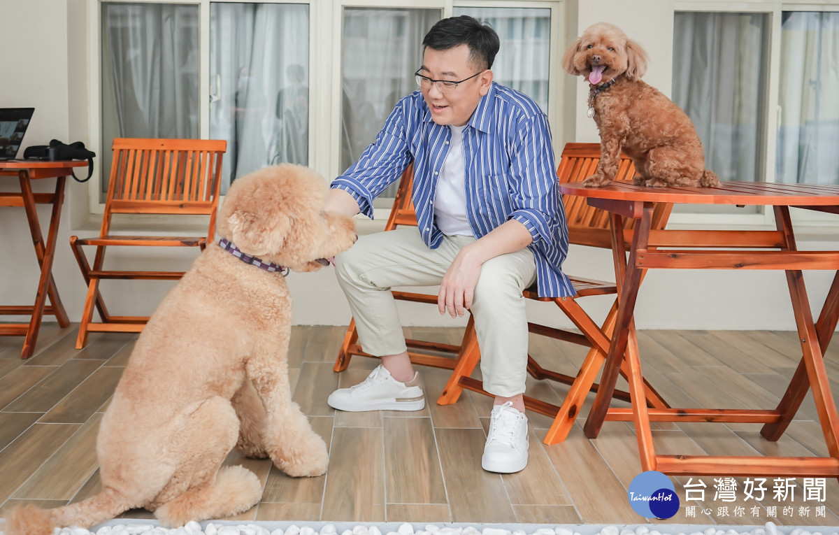 保障毛小孩，許修睿制定新竹市動物保護自治條例。
