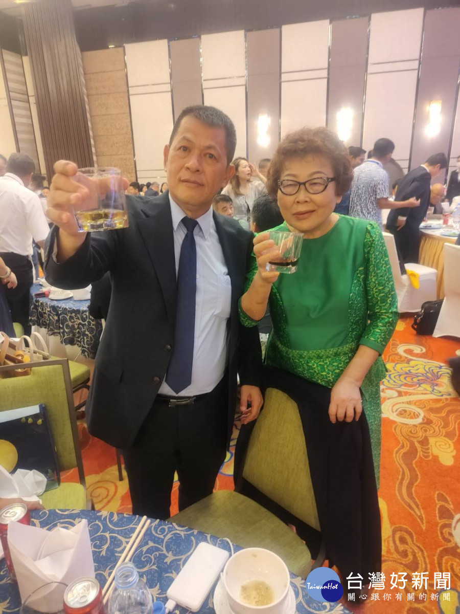 台商協會會長陳來埤(左)世華會柬埔寨分會長黃桂沄