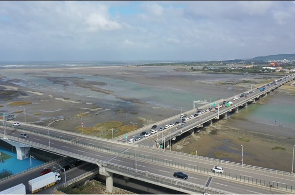 預估首日台61線竹港大橋南下壅塞車潮。